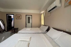 Desk, free WiFi, bed sheets - Beach Placid Resort powered by Cocotel (Sta. Fe)