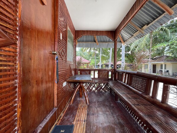 Deluxe Room Beachfront | Terraza o patio