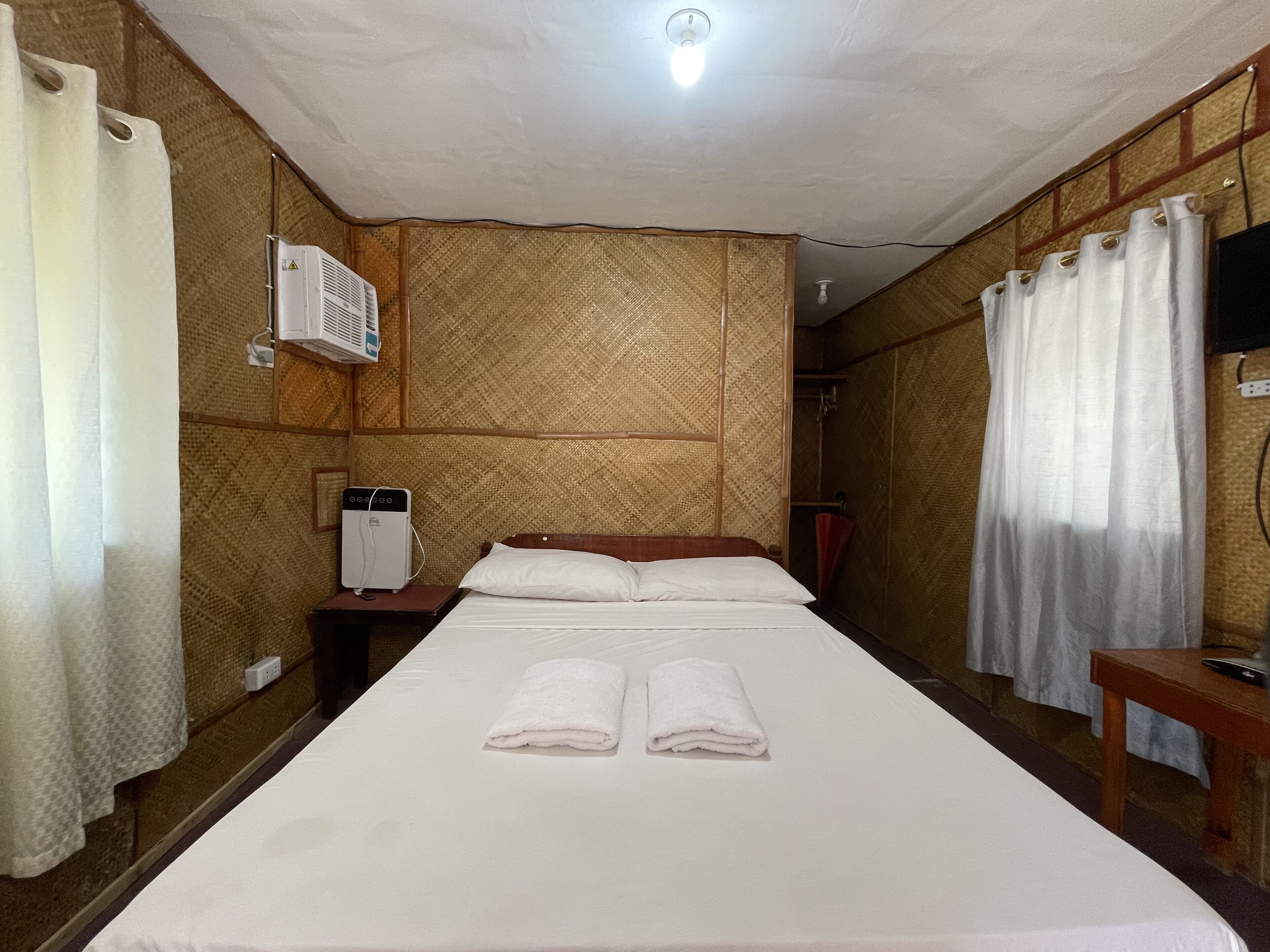 Desk, free WiFi, bed sheets