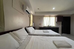 Desk, free WiFi, bed sheets - Beach Placid Resort powered by Cocotel (Santa Fe)