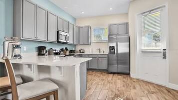 Frigorifero, microonde, forno, piano cottura