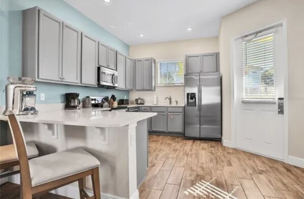 Kühlschrank, Mikrowelle, Ofen, Herdplatte