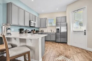 Frigorifero, microonde, forno, piano cottura