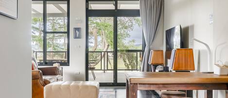 Rom, terrasse | Wi-fi (inkludert) og sengetøy