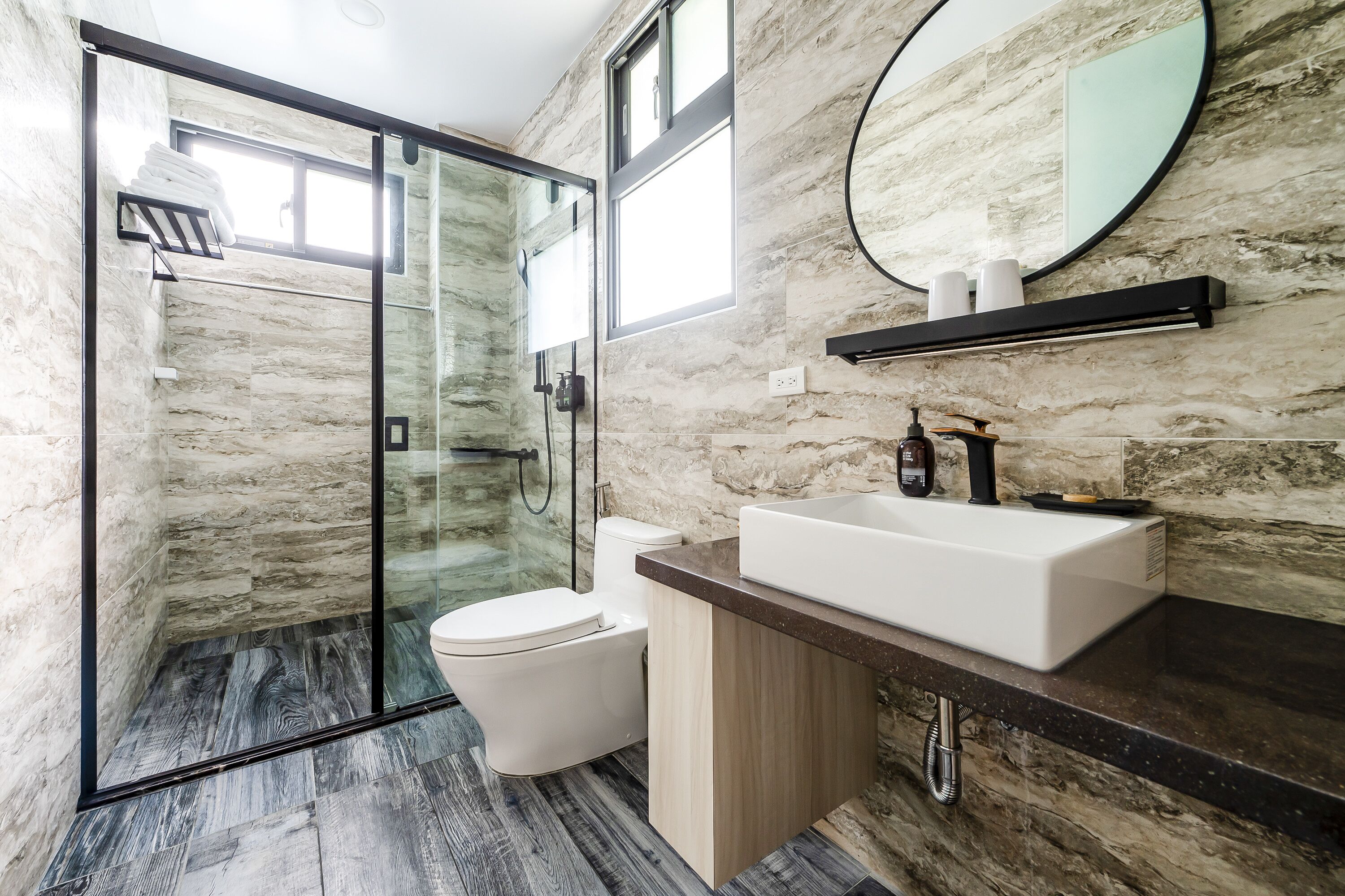 Habitación Deluxe doble, balcón | Baño | Ducha, secador de pelo, zapatillas y toallas