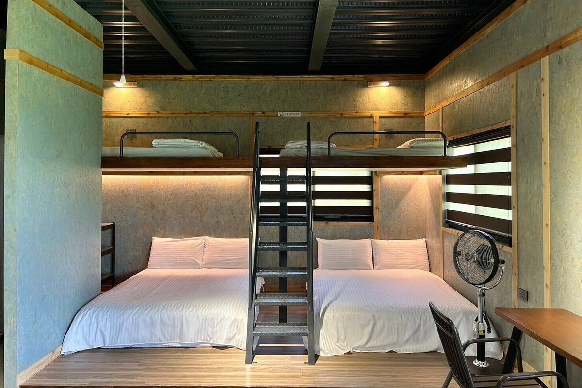Quarto com beliche, escrivaninha e cadeira.