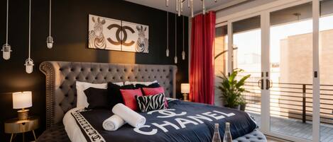 4 habitaciones, escritorio, tabla de planchar con plancha y wifi