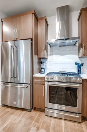 Fridge, microwave, oven, stovetop - New Year’s Eve city views, karaoke stage, makeup stations, patios near the Gulch (Nashville)