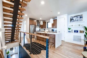 Fridge, microwave, oven, stovetop - New Year’s Eve city views, karaoke stage, makeup stations, patios near the Gulch (Nashville)