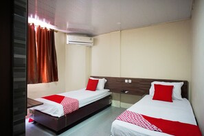 Tomannsrom – standard | Skrivebord, skrivebord for bærbar PC og sengetøy