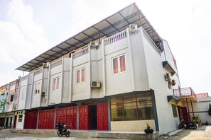 Front of property - OYO 93066 D'niel Homestay Syariah (Medan)