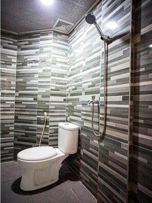 Standard Twin Room | Bathroom | Shower, towels