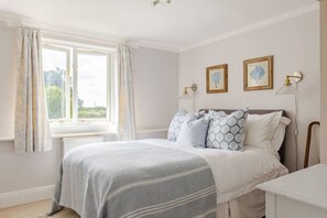 4 soverom, skrivebord, strykejern/-brett og reiseseng for barn