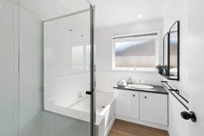 Baignoire, sèche-cheveux, serviettes fournies, shampoing