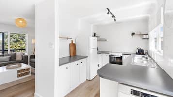 Coffee/tea maker, fridge, microwave, oven