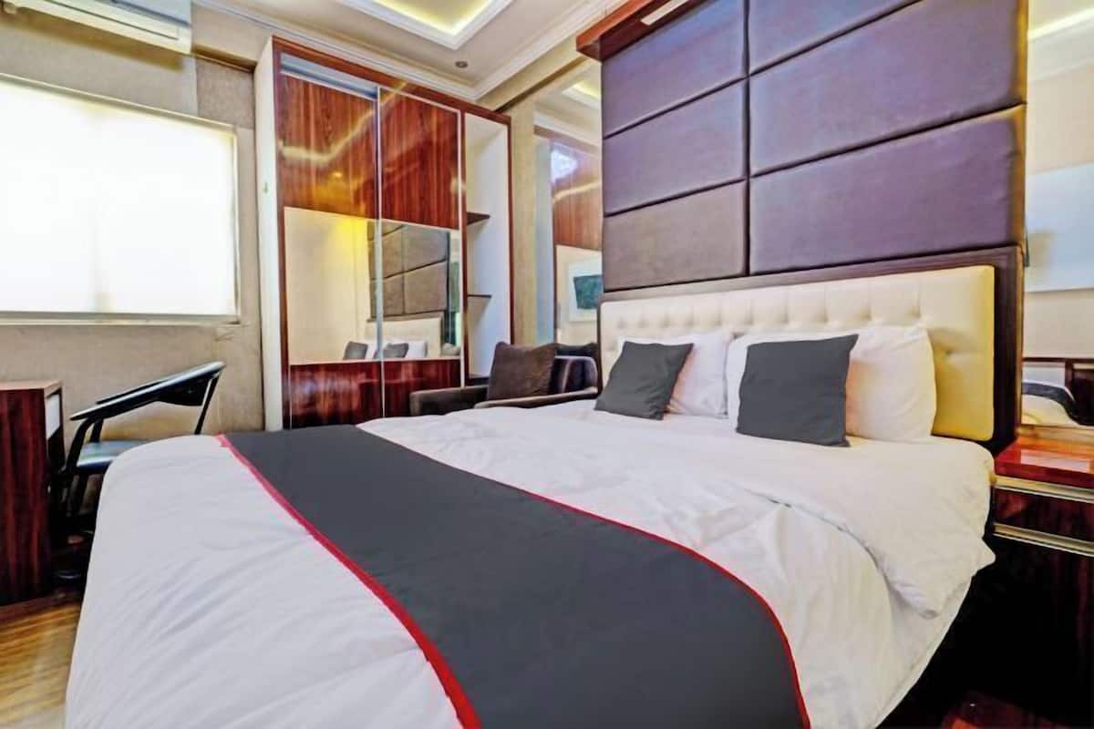 Desk, laptop workspace, WiFi (free), bed sheets