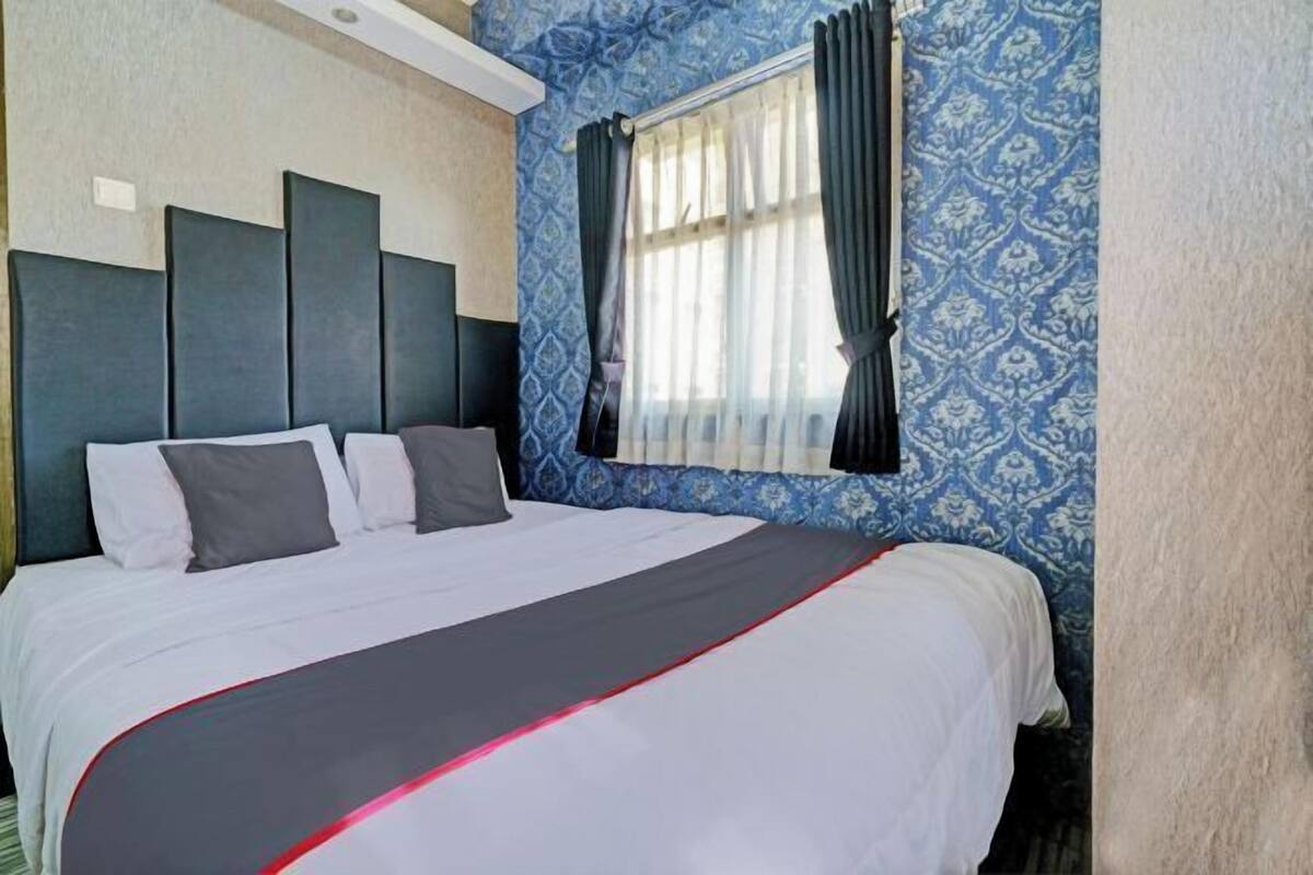 Desk, laptop workspace, WiFi (free), bed sheets