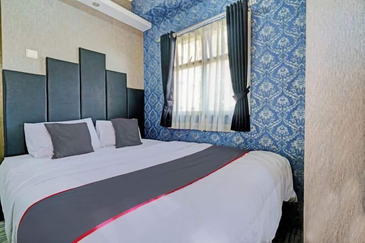 Desk, laptop workspace, free WiFi, bed sheets