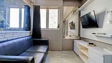 Family Suite | Desk, laptop workspace, free WiFi, bed sheets