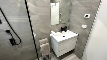 Haartrockner, Handtücher, Seife, Toilettenpapier