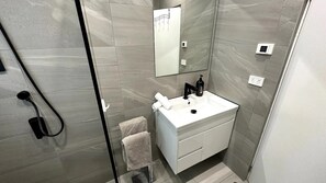 Hair dryer, towels, soap, toilet paper - Concord 5 Bedroom home Inner West Sydney (Concord)
