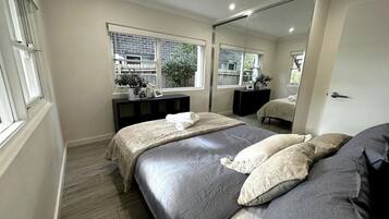 5 habitaciones, tabla de planchar con plancha, wifi y ropa de cama