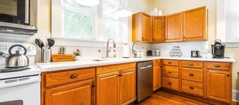 Historic 5BR |4 King Beds | Walk to Florida Southern U | Private Deck | Near Lake Hollingsworth!