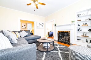 TV, offices, printers - Historic Lakeland Retreat | 4 King Beds & Private Deck | Walk to Florida Southern (Lakeland)