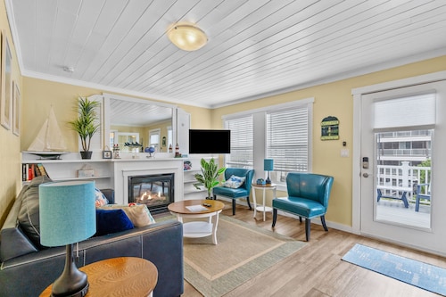 Cozy Oceanlake Cottage w/ Hot Tub & Partial Ocean View - Walk to Beach & Dining