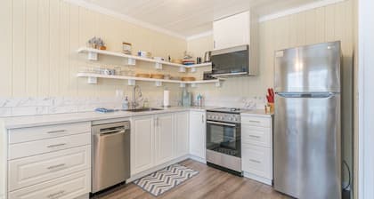 Cozy Coast Cottage: King, Hot Tub, Near Beach