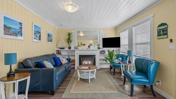 TV connectée, cheminée, livres, chaßne hi-fi