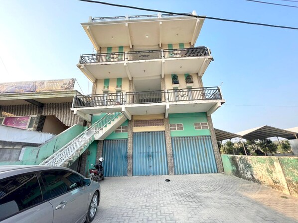 Front of property - OYO Life 93075 Nova Jaya 2 Homestay Syariah (Paciran)