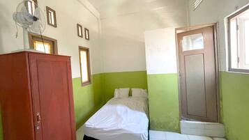 Basic Double Room | Desk, bed sheets