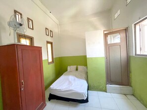Basic Double Room | Desk, bed sheets - OYO Life 93075 Nova Jaya 2 Homestay Syariah (Paciran)