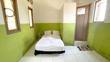 Basic Double Room | Desk, bed sheets