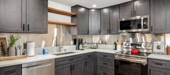 Impeccable Custom Mountain Estate, Pet Friendly, BBQ, One Block From Center of Government Camp
