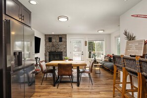 Interior - Impeccable Custom Mountain Estate, Pet Friendly, BBQ, One Block From Center of Government Camp (Government Camp)
