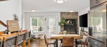 Impeccable Custom Mountain Estate, Pet Friendly, BBQ, One Block From Center of Government Camp