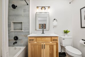 シャワー付き浴槽、ヘアドライヤー、タオル、シャンプー