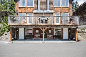 Un edificio in legno di due piani con un balcone, un cartello con su scritto "Star Sit Haus" e un altro cartello che indica "Scarico qui".