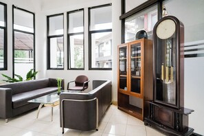 Lobby sitting area - Tripletree Sinergi Hotel Tretes (Prigen)