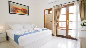 Escritorio, wifi gratis y ropa de cama