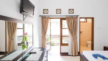 Escritorio, wifi gratis y ropa de cama