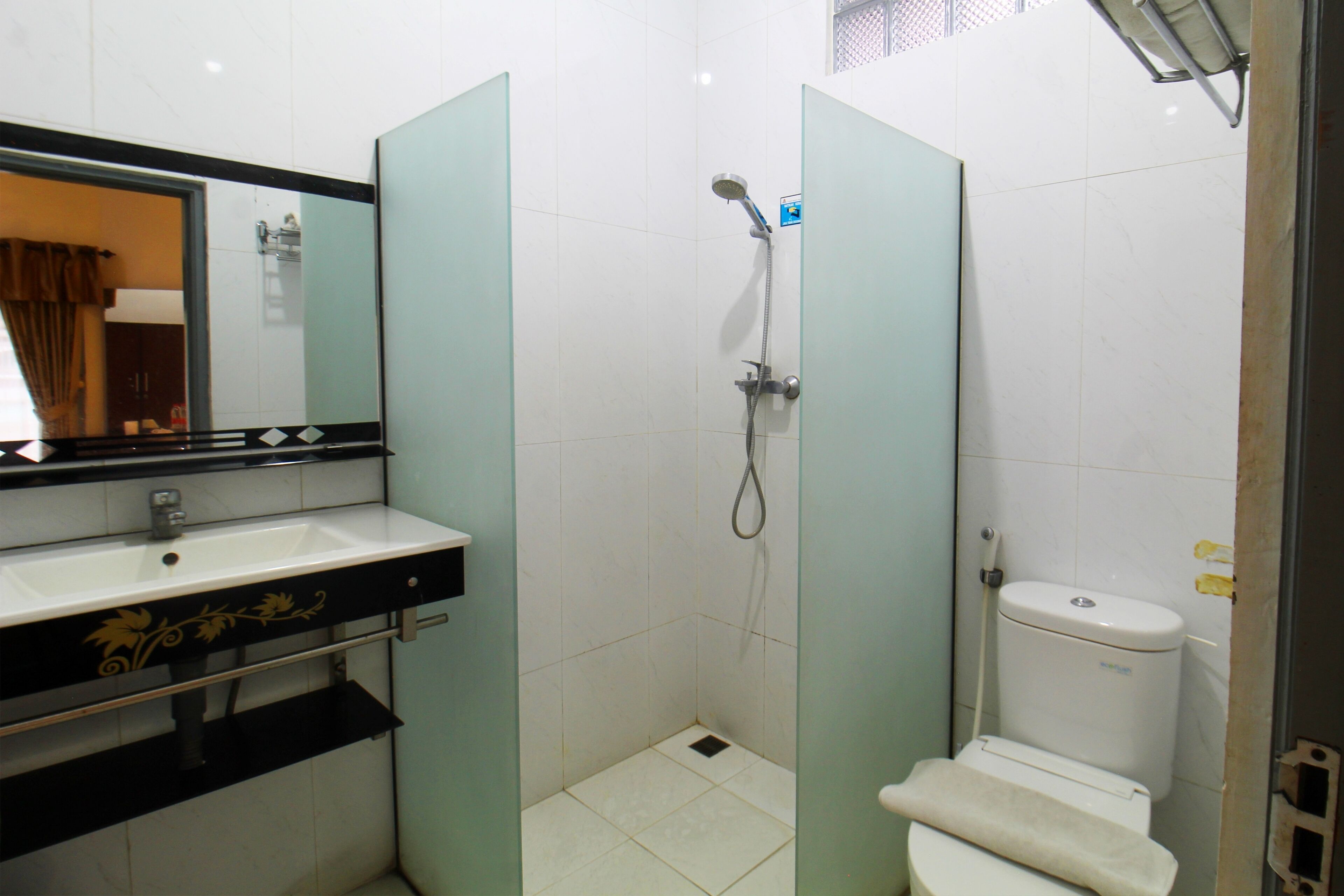 Deluxe Room | Bathroom | Shower, free toiletries, bidet, towels