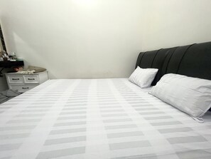 Laptop workspace, free WiFi, bed sheets