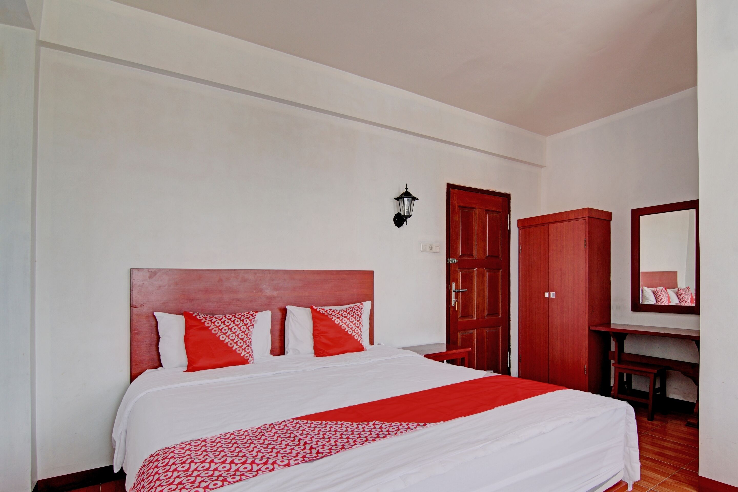 deluxe double room | laptop workspace, bed sheets