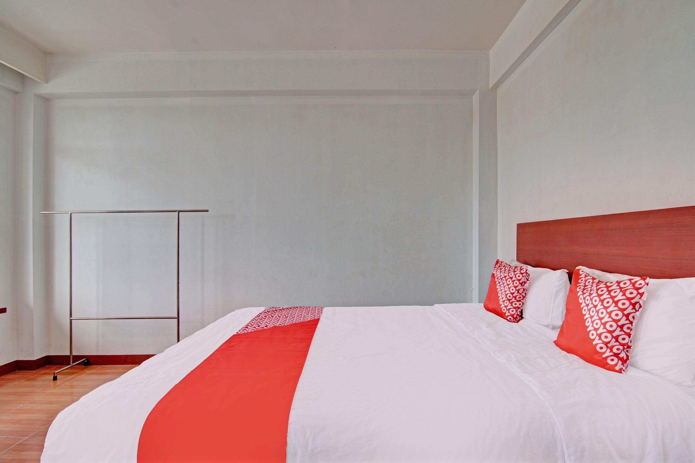 deluxe double room | laptop workspace, bed sheets