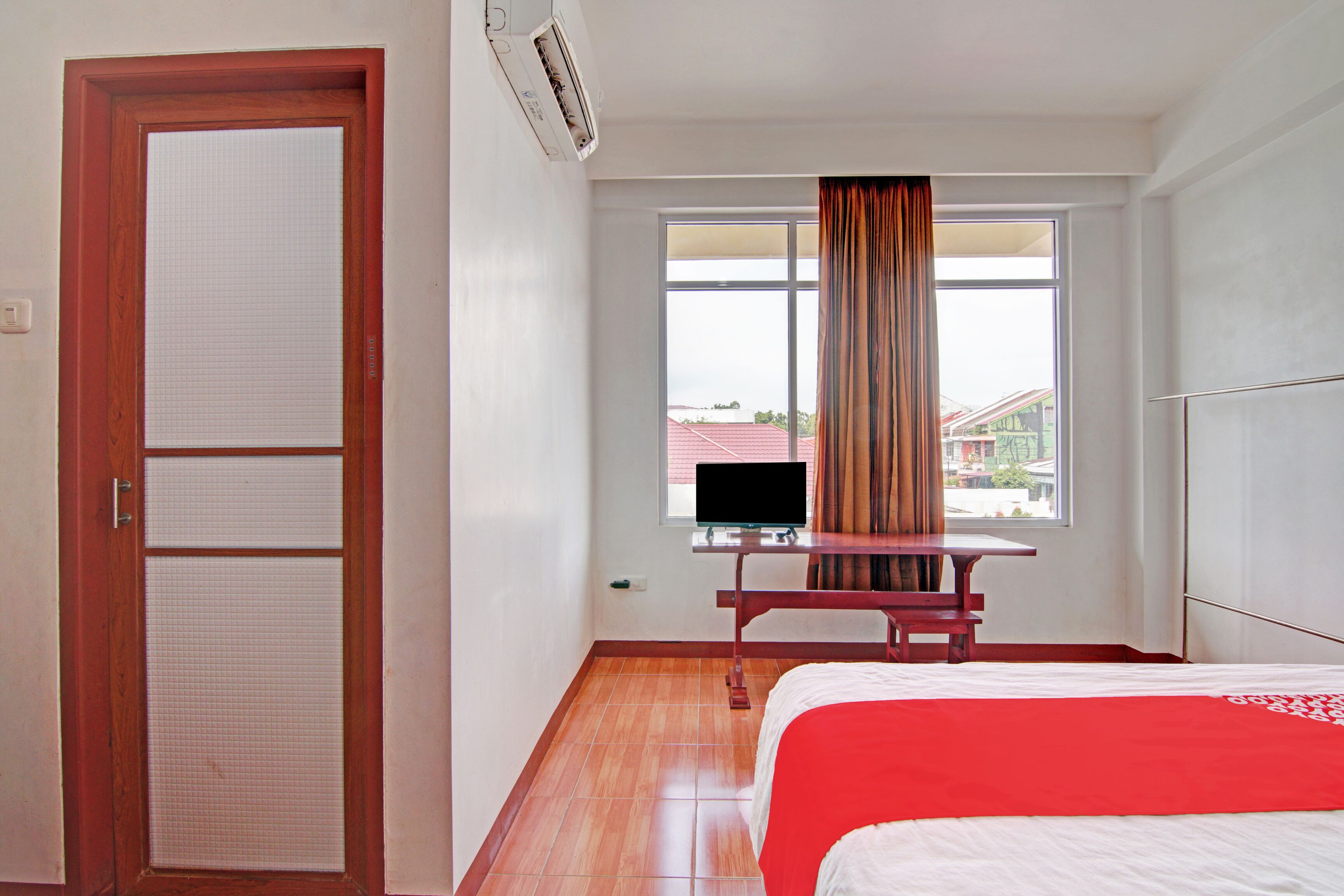deluxe double room | laptop workspace, bed sheets