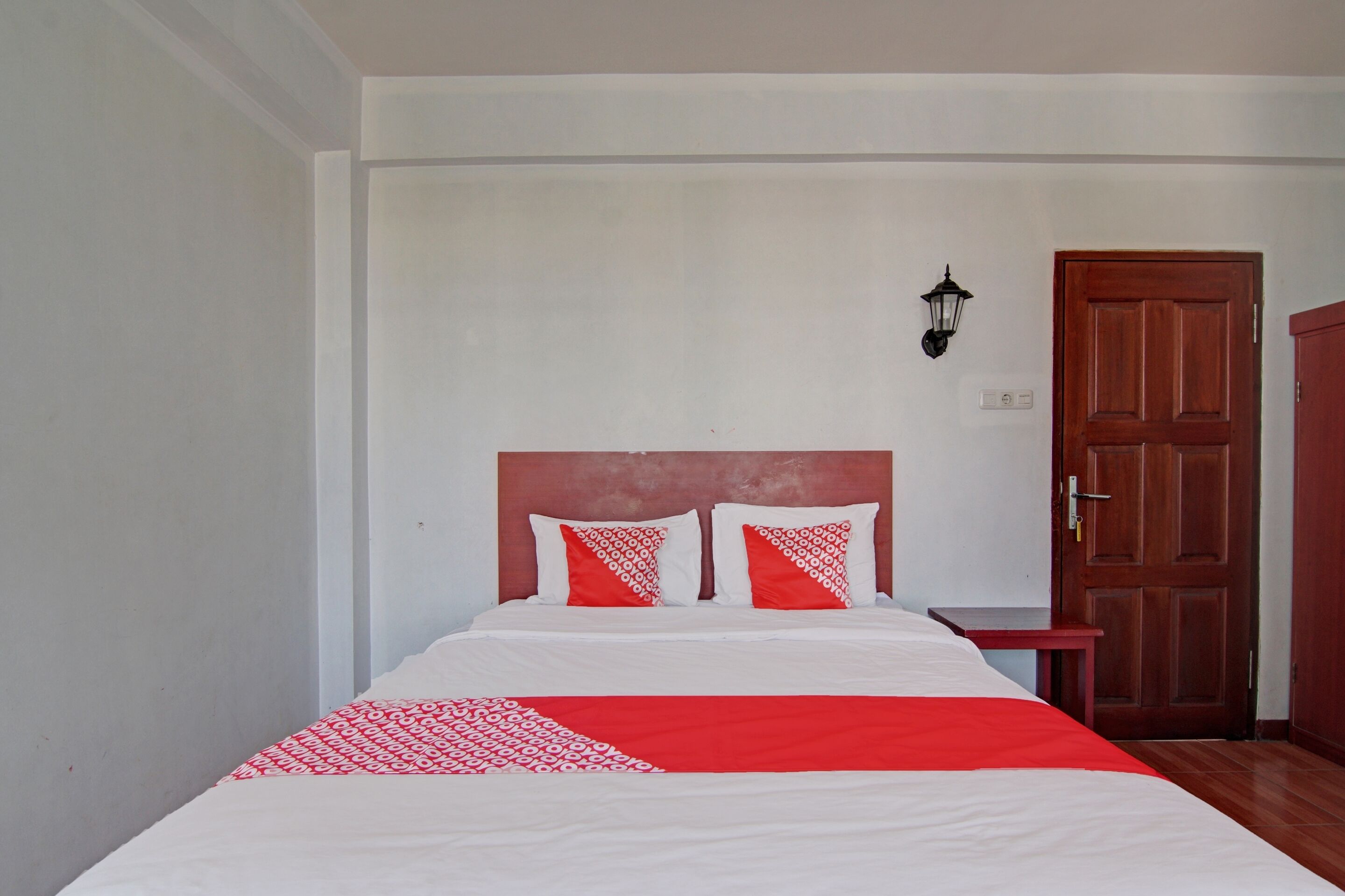 deluxe double room | laptop workspace, bed sheets