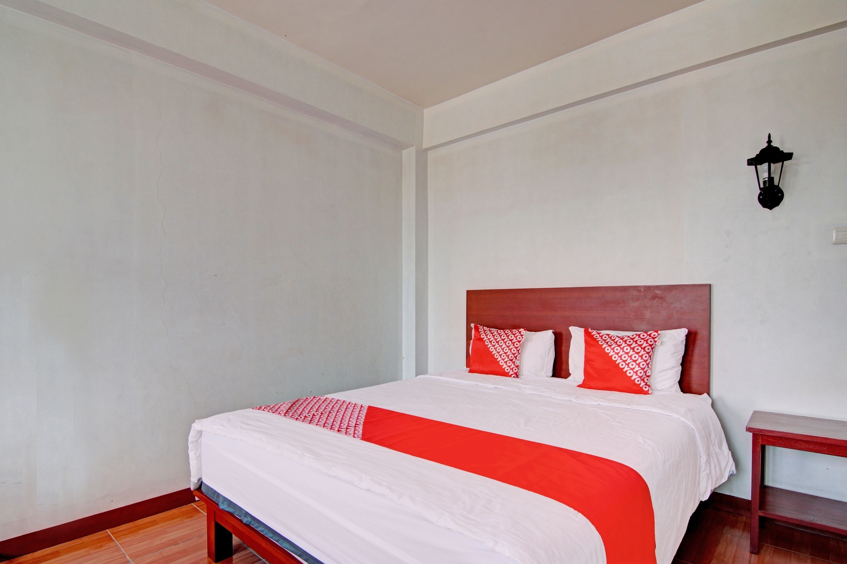 deluxe double room | laptop workspace, bed sheets